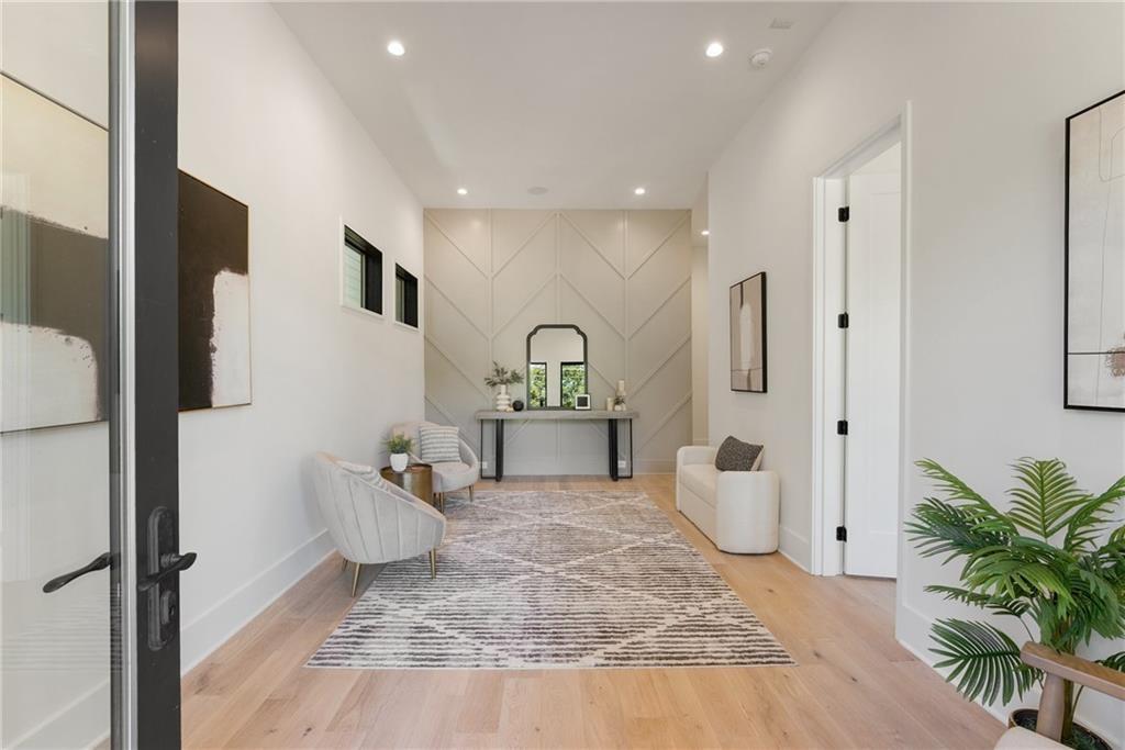 194 E. Lake Terrace SE