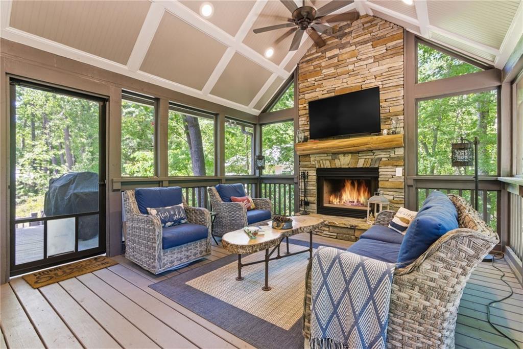 2815 Lake Court