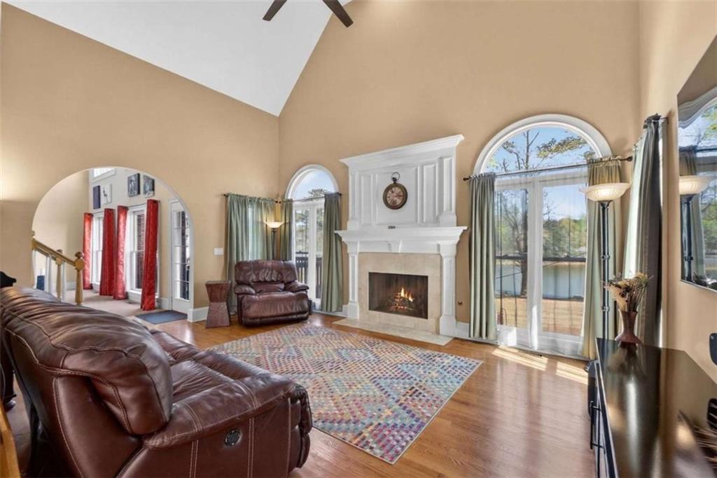 1009 Lyndhurst Way