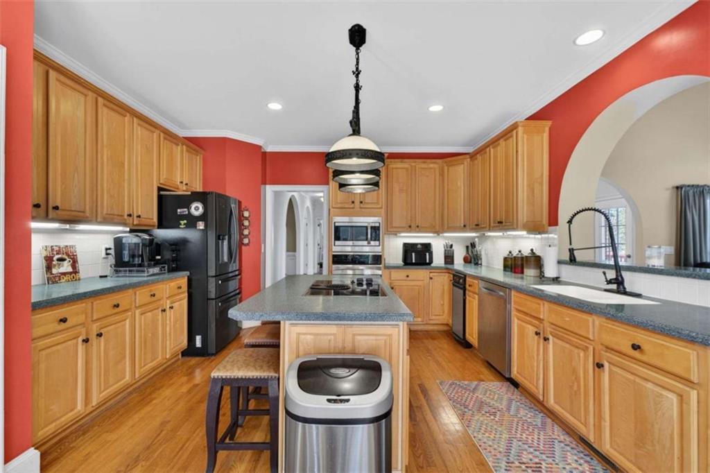 1009 Lyndhurst Way