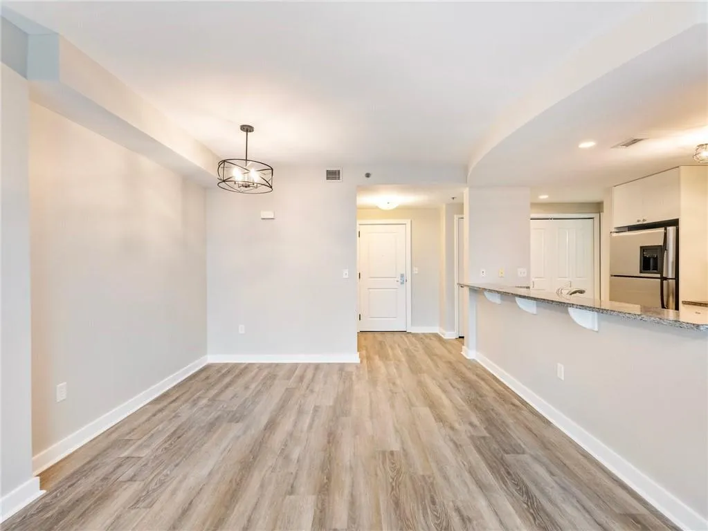 Atlanta, Georgia 30326, United States, 2 Bedrooms Bedrooms, ,2 BathroomsBathrooms,Residential,Pending,10277