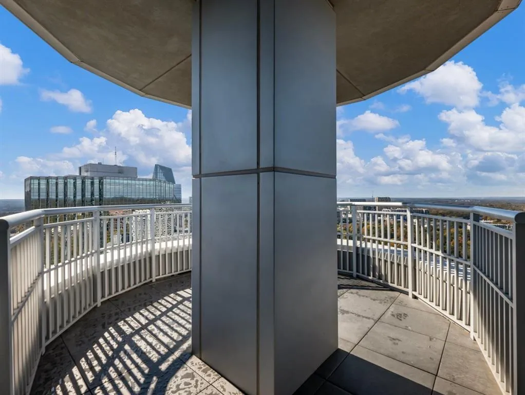 Atlanta, Georgia 30326, United States, 2 Bedrooms Bedrooms, ,2 BathroomsBathrooms,Residential,Pending,10277