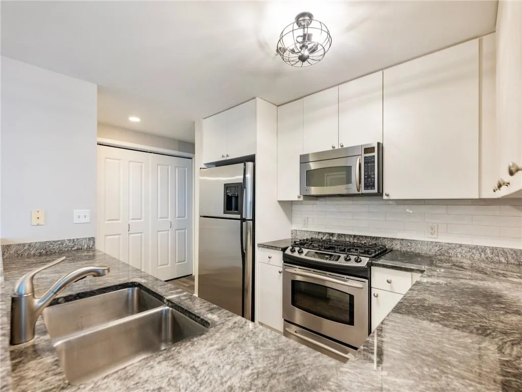 Atlanta, Georgia 30326, United States, 2 Bedrooms Bedrooms, ,2 BathroomsBathrooms,Residential,Pending,10277