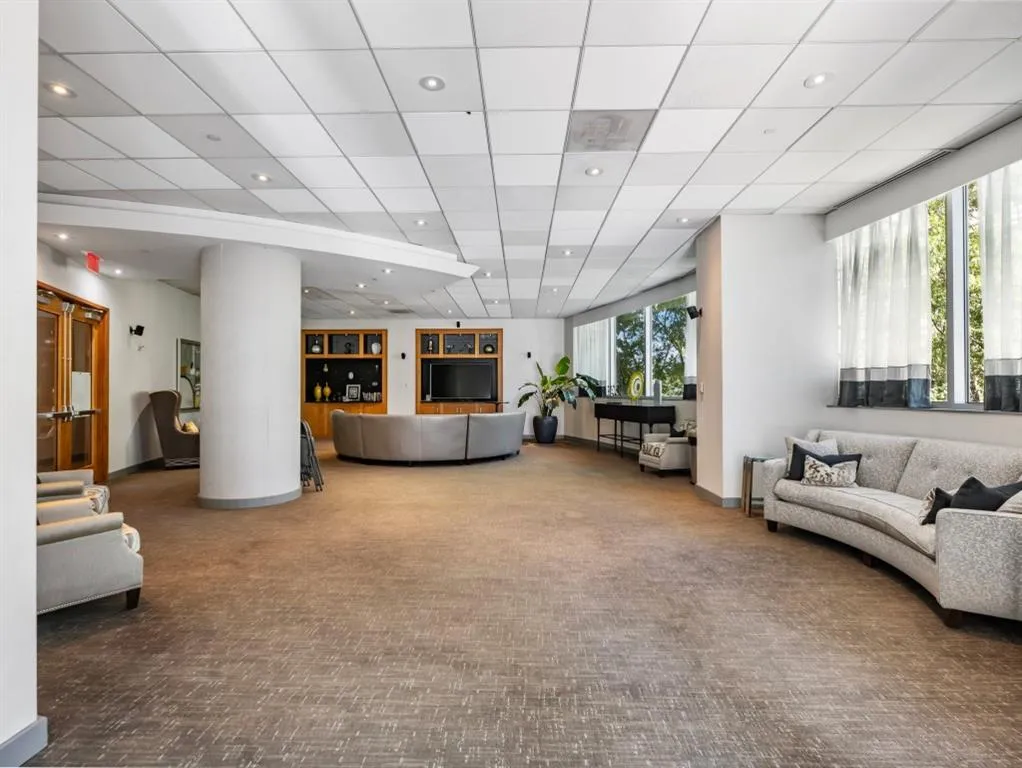 Atlanta, Georgia 30326, United States, 2 Bedrooms Bedrooms, ,2 BathroomsBathrooms,Residential,Pending,10277