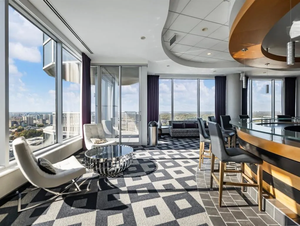 Atlanta, Georgia 30326, United States, 2 Bedrooms Bedrooms, ,2 BathroomsBathrooms,Residential,Pending,10277