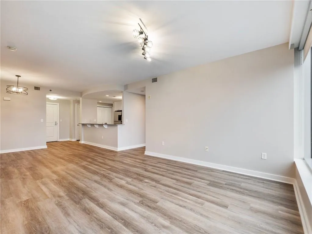 Atlanta, Georgia 30326, United States, 2 Bedrooms Bedrooms, ,2 BathroomsBathrooms,Residential,Pending,10277