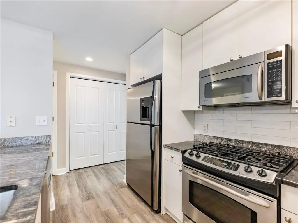 Atlanta, Georgia 30326, United States, 2 Bedrooms Bedrooms, ,2 BathroomsBathrooms,Residential,Pending,10277