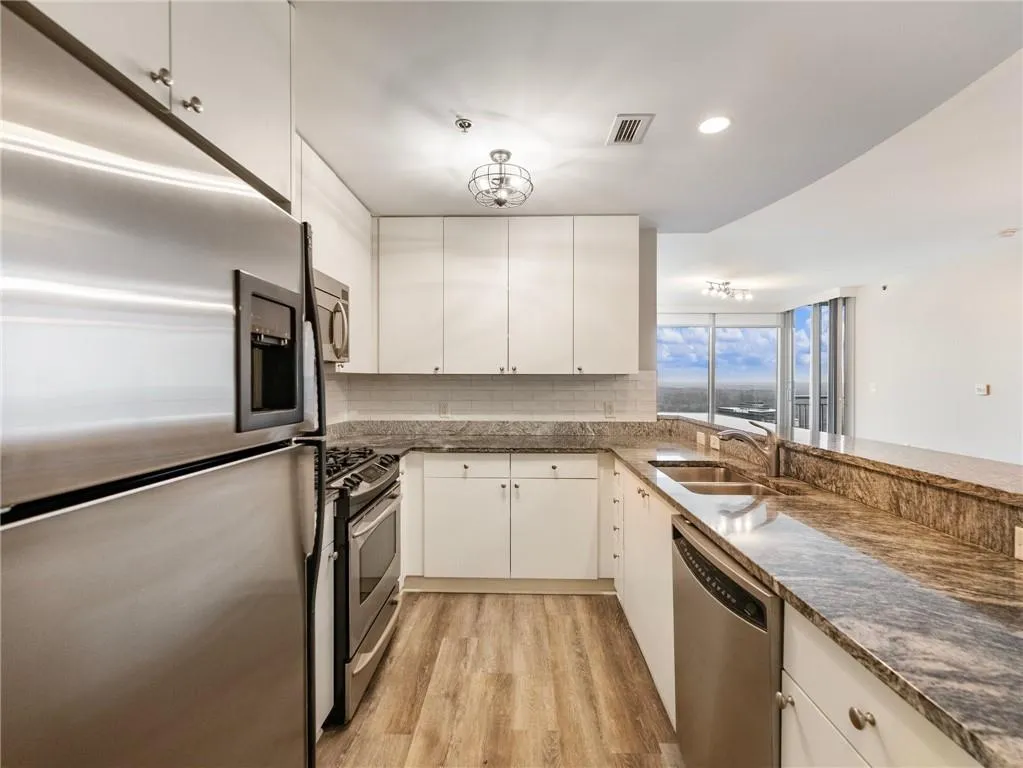 Atlanta, Georgia 30326, United States, 2 Bedrooms Bedrooms, ,2 BathroomsBathrooms,Residential,Pending,10277