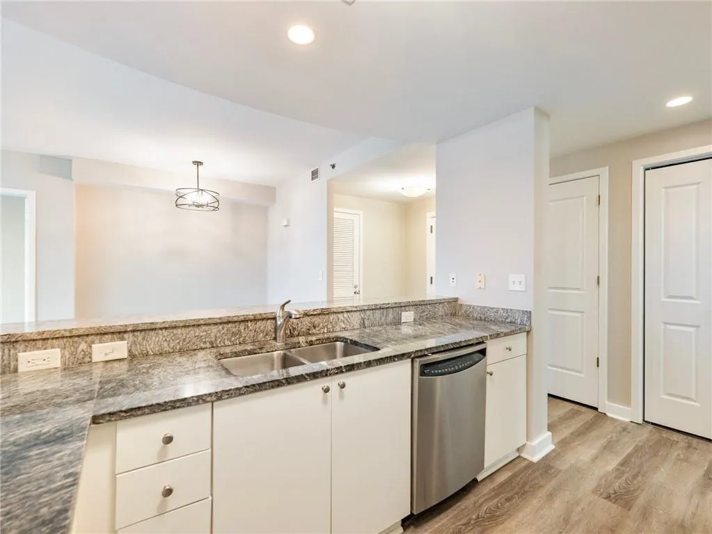 Atlanta, Georgia 30326, United States, 2 Bedrooms Bedrooms, ,2 BathroomsBathrooms,Residential,Pending,10277