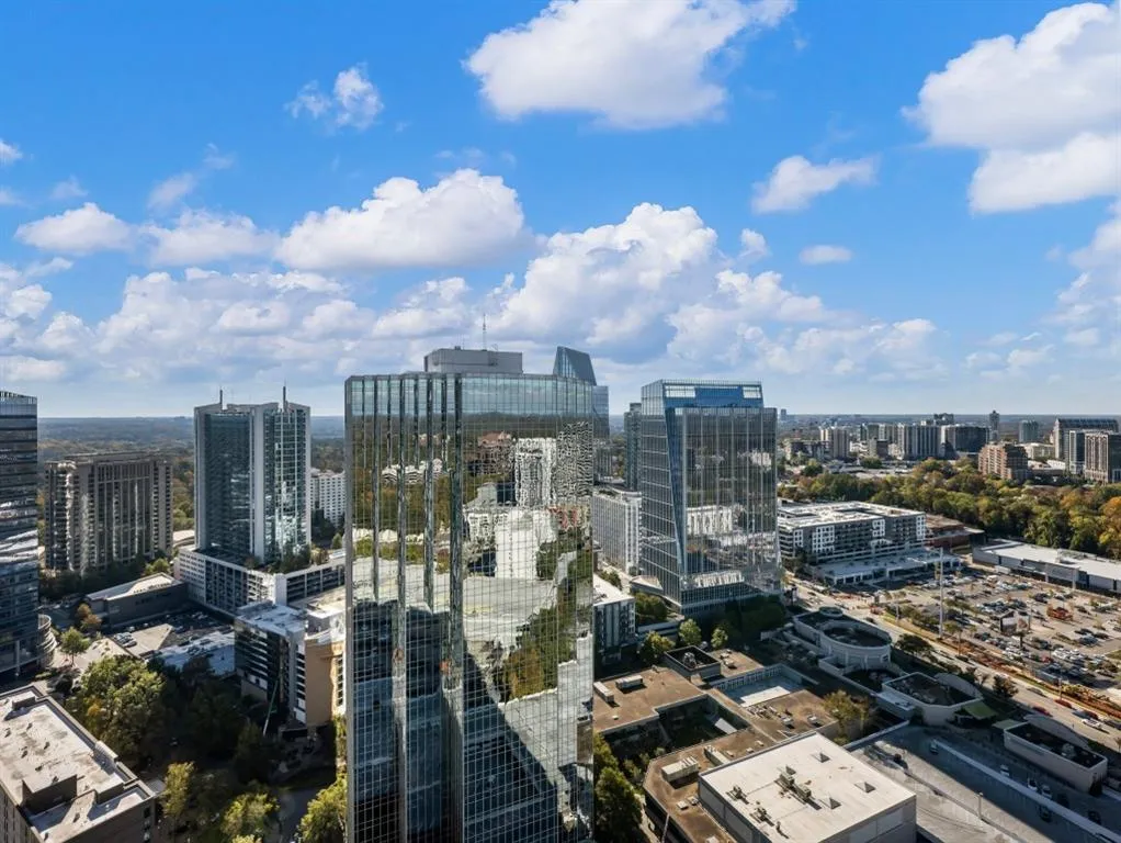 Atlanta, Georgia 30326, United States, 2 Bedrooms Bedrooms, ,2 BathroomsBathrooms,Residential,Pending,10277