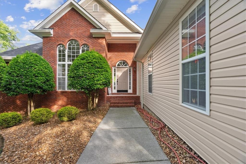 221 Woodford Way SE