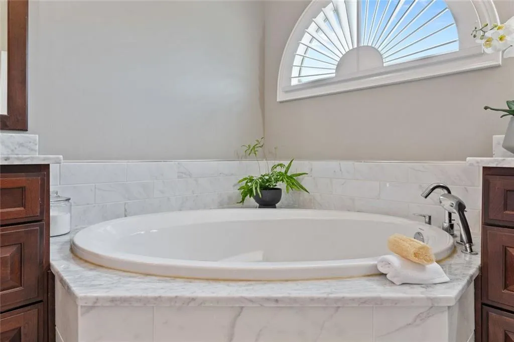 Cumming, Georgia 30028, United States, 6 Bedrooms Bedrooms, ,5 BathroomsBathrooms,Residential,Pending,120446