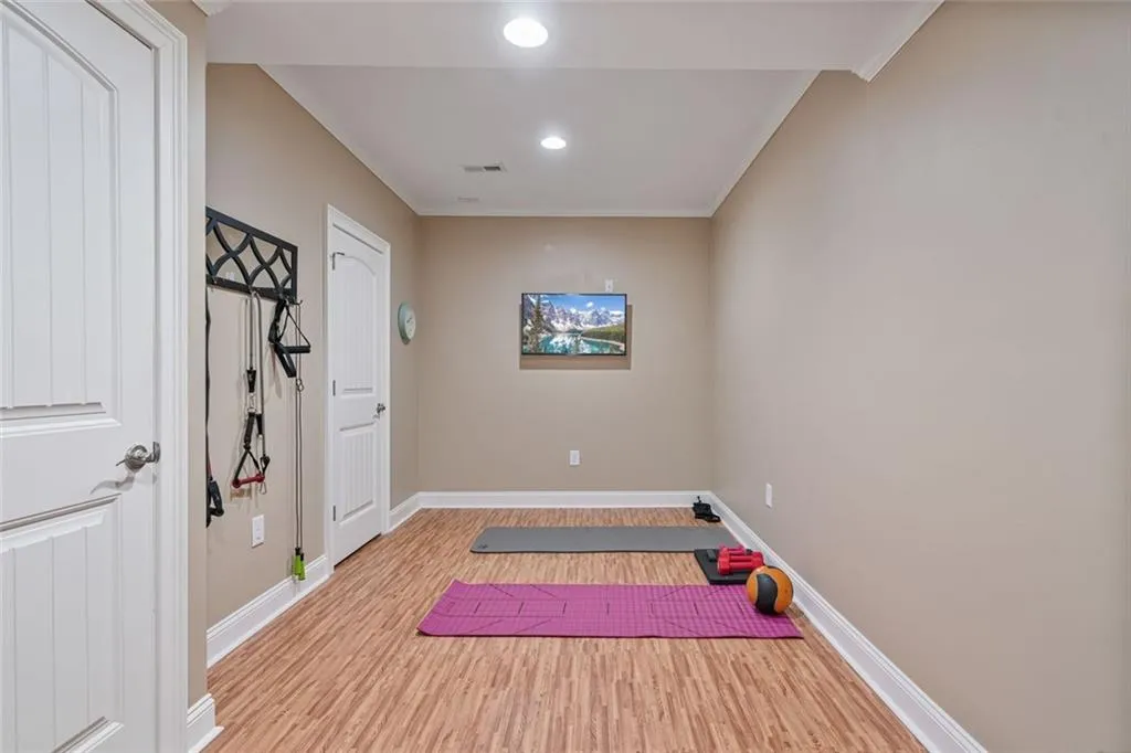 Cumming, Georgia 30028, United States, 6 Bedrooms Bedrooms, ,5 BathroomsBathrooms,Residential,Pending,120446