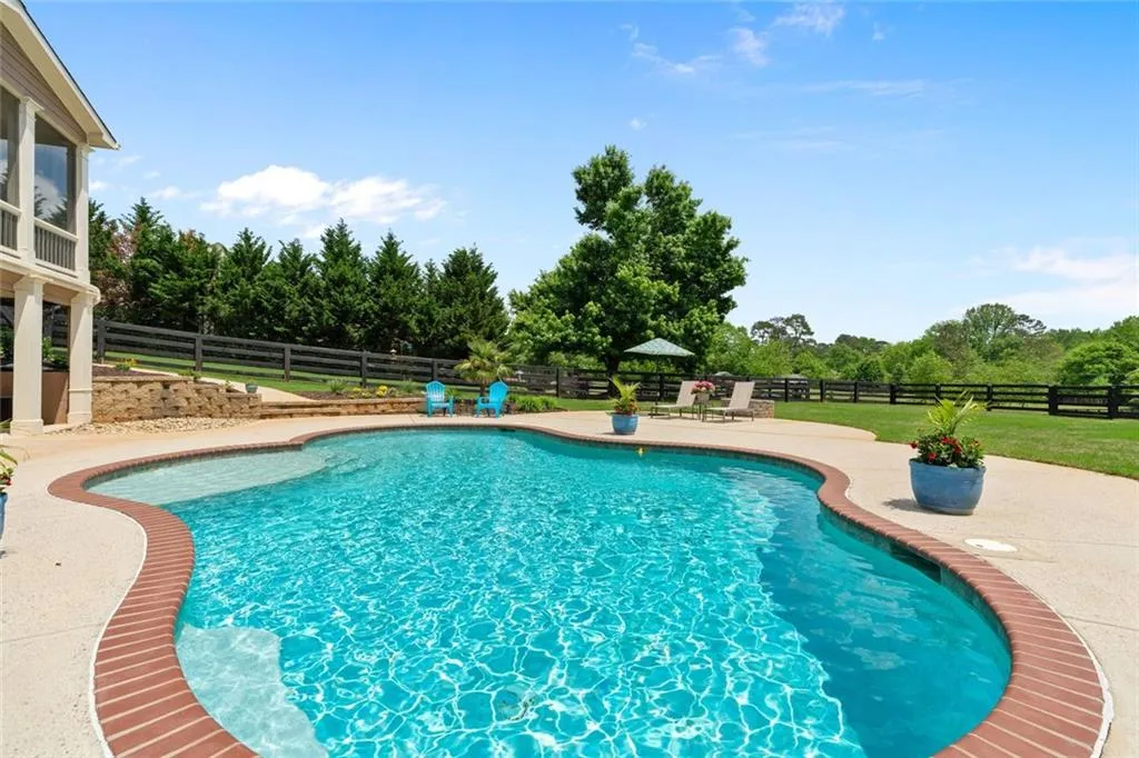 Cumming, Georgia 30028, United States, 6 Bedrooms Bedrooms, ,5 BathroomsBathrooms,Residential,Pending,120446