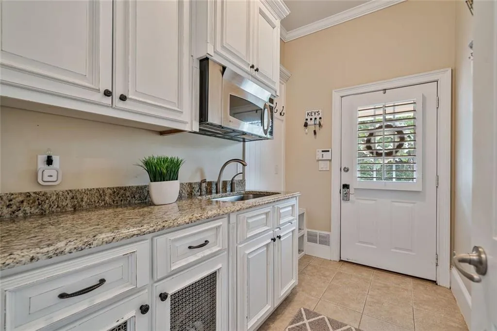 Cumming, Georgia 30028, United States, 6 Bedrooms Bedrooms, ,5 BathroomsBathrooms,Residential,Pending,120446