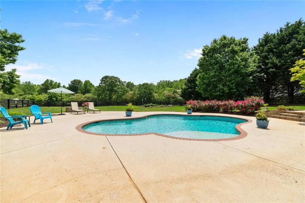 Cumming, Georgia 30028, United States, 6 Bedrooms Bedrooms, ,5 BathroomsBathrooms,Residential,Pending,120446