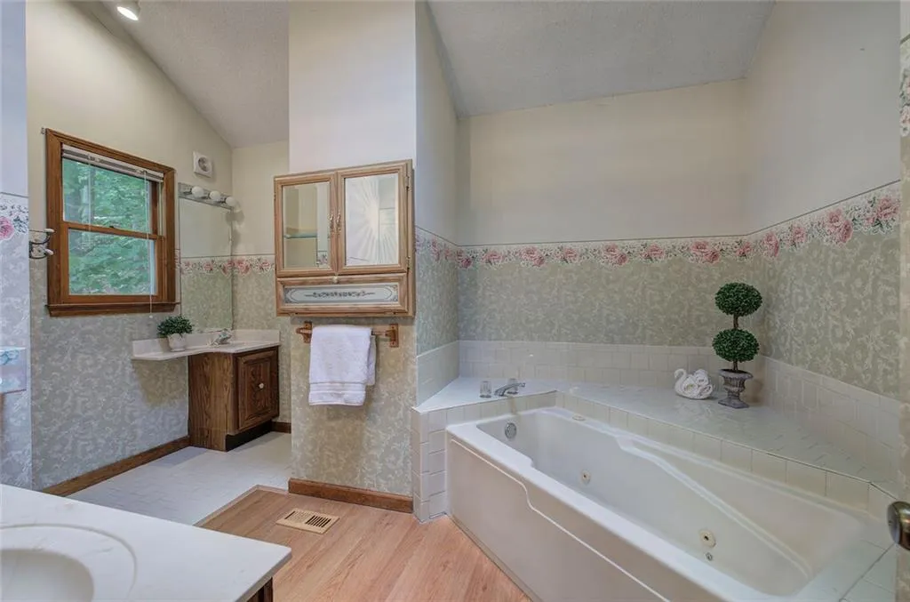 Waleska, Georgia 30183, United States, 3 Bedrooms Bedrooms, ,4 BathroomsBathrooms,Residential,Active,172326