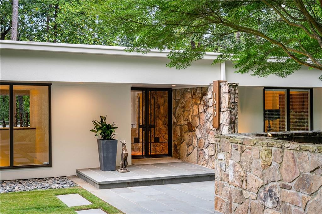 1640 Winterthur Close NW