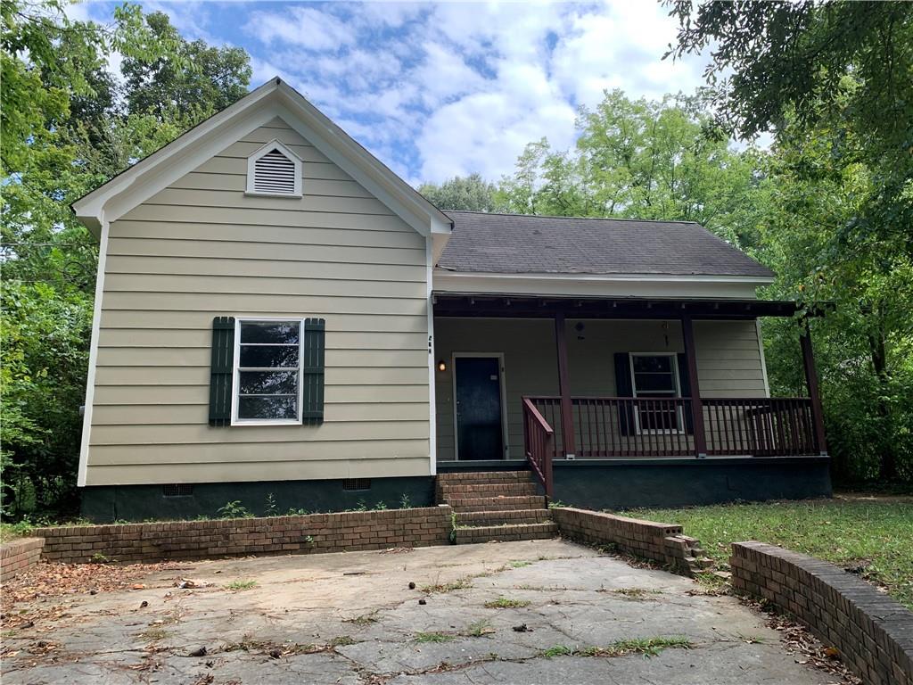 Welcome to this 3 bedroom, 1 bathroom house just a couple of minutes away from the heart of downtown Rome! Recent updates include fresh paint, flooring, and a remodeled kitchen with new appliances and gorgeous cabinets. Each of the bedrooms boasts ample space, as well as high ceilings throughout the house. There is certainly no lack of closet and storage space either. Choose to park in the front of the property, or enjoy the large parking area and yard in the back of the house. Schedule your showing today!