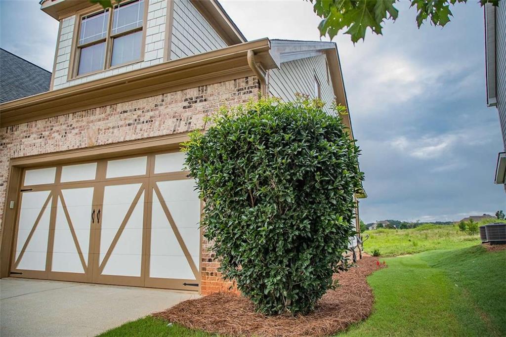 1211 Hawthorne Circle