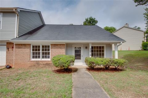 Townhouse For Sale - 1676 Winchester Way<br/> Conyers, GA 30013