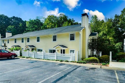 Condo For Sale - 2718 Suwanee Way<br/> Marietta, GA 30067