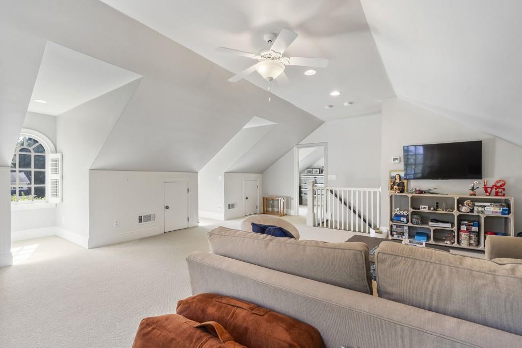 Ivy Knoll - Residential