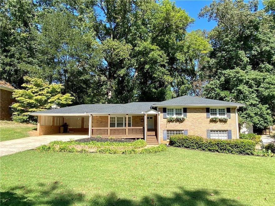 Split level ranch style, 4 sided brick home in a great location for lease! Hardwood floors and tile throughout (no carpet). Park in carport and walk right into a
great kitchen. Kitchen now boasting open concept, loads of granite counter space, lots of cabinets and drawers, plus a pantry.
Nicely sized dining area and living room in main area. All bedrooms are upstairs with hardwood floors. Full finished basement
with large open area perfect for 2nd living room, play room or man cave. Also an additional flex room perfect home office. Spacious yard including a deck, patio,
firepit and storage shed. Laundry room has bonus cabinets and a folding table. Just 2 miles from Barrett Parkway and 4 miles from KSU. NO HOA. No smoking,
no pets. 3x income to rent ratio, no history of evictions, one month deposit with good credit.