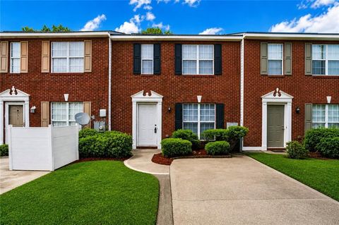 Townhouse For Rent - 5791 Strathmoor Manor Circle<br/> Lithonia, GA 30058