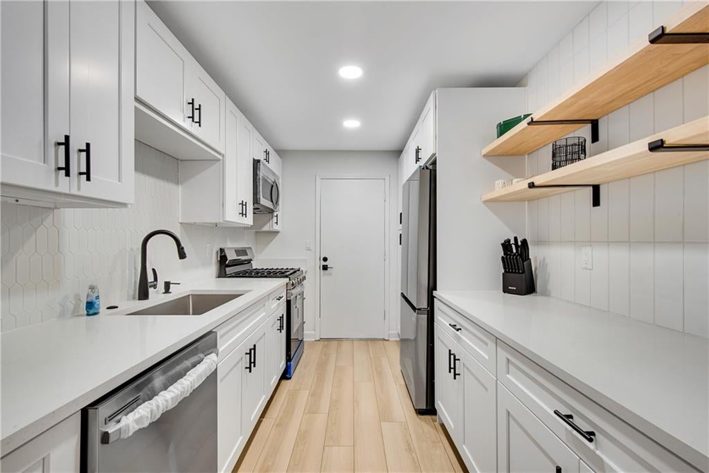 6851 Roswell Road Q16