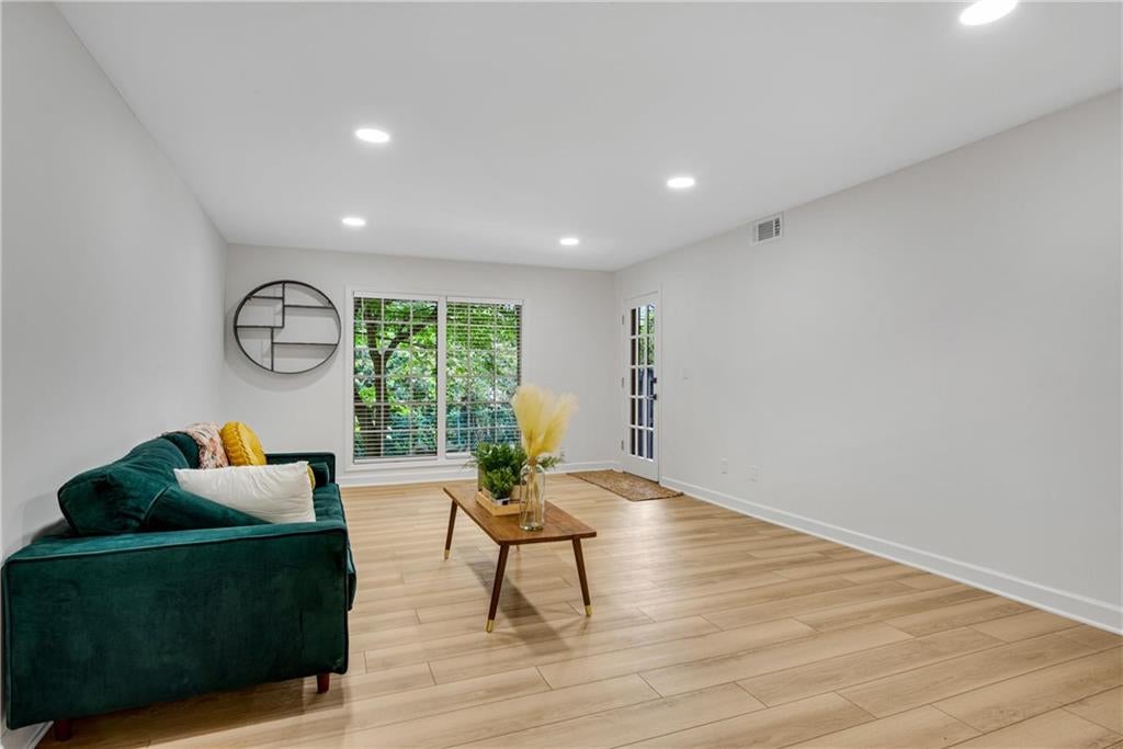 6851 Roswell Road Q16
