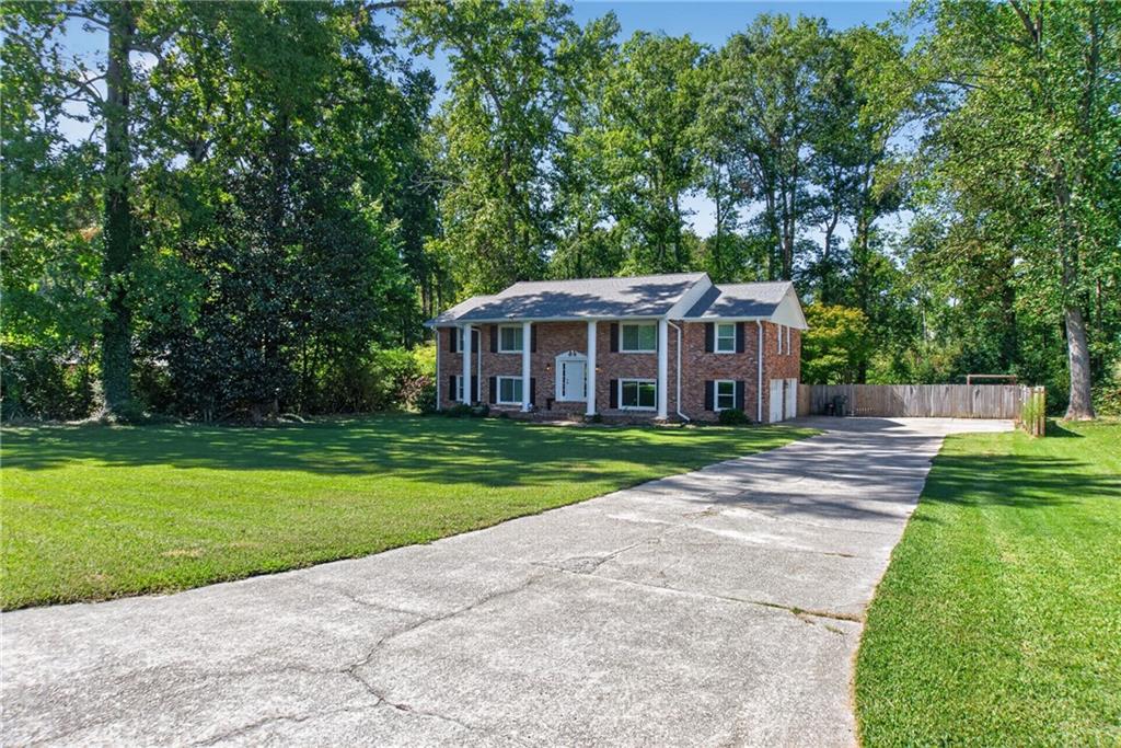 869 April Drive SW