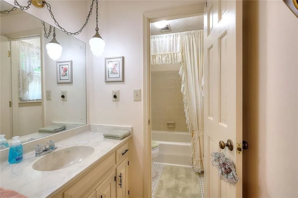 Lilburn, Georgia 30047, United States, 4 Bedrooms Bedrooms, ,5 BathroomsBathrooms,Residential,Pending,150709