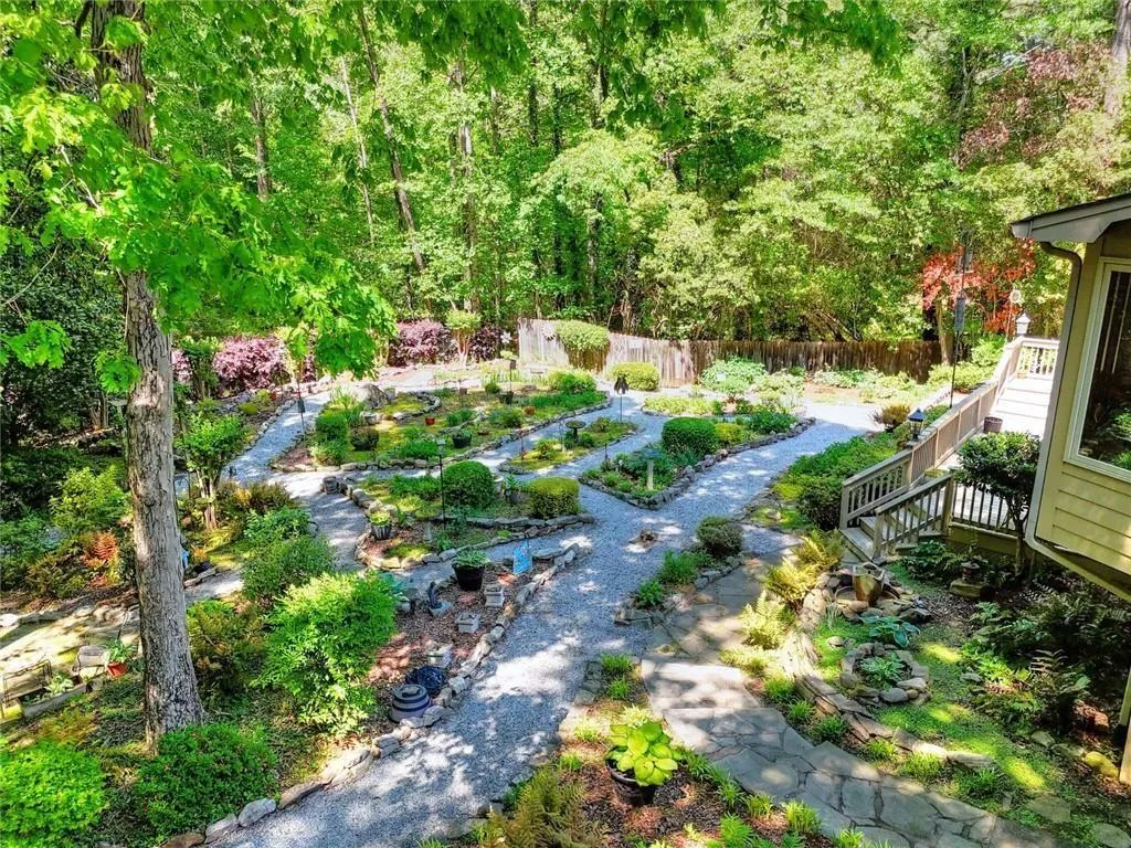 Lilburn, Georgia 30047, United States, 4 Bedrooms Bedrooms, ,5 BathroomsBathrooms,Residential,Pending,150709