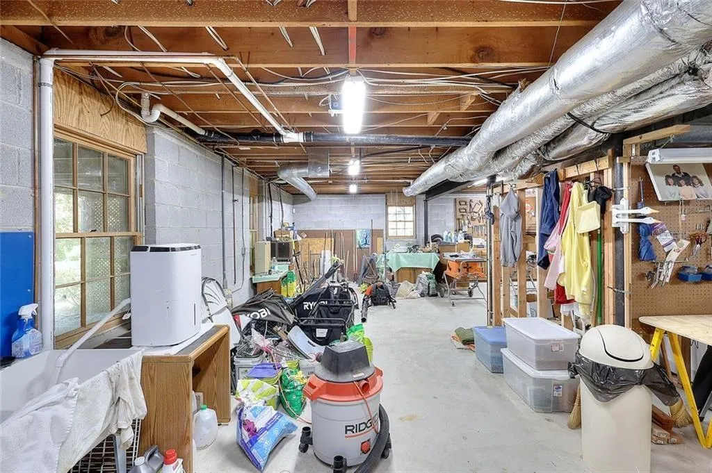 Lilburn, Georgia 30047, United States, 4 Bedrooms Bedrooms, ,5 BathroomsBathrooms,Residential,Pending,150709