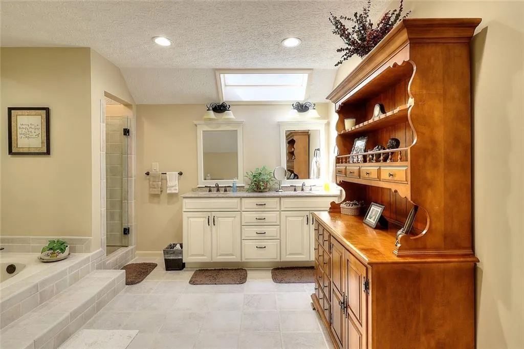 Lilburn, Georgia 30047, United States, 4 Bedrooms Bedrooms, ,5 BathroomsBathrooms,Residential,Pending,150709