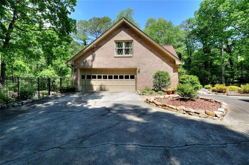 Lilburn, Georgia 30047, United States, 4 Bedrooms Bedrooms, ,5 BathroomsBathrooms,Residential,Pending,150709