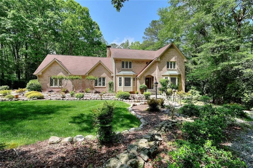 Lilburn, Georgia 30047, United States, 4 Bedrooms Bedrooms, ,5 BathroomsBathrooms,Residential,Pending,150709