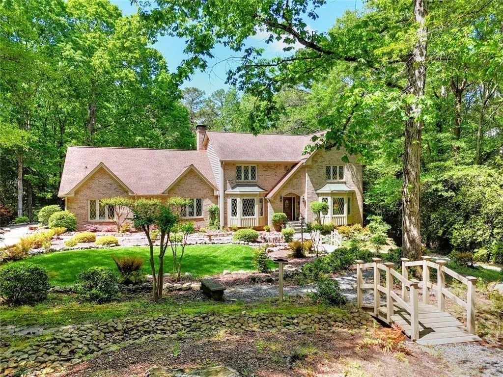 Lilburn, Georgia 30047, United States, 4 Bedrooms Bedrooms, ,5 BathroomsBathrooms,Residential,Pending,150709