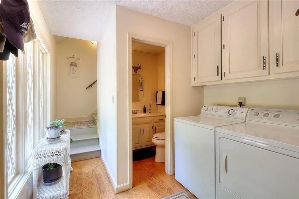 Lilburn, Georgia 30047, United States, 4 Bedrooms Bedrooms, ,5 BathroomsBathrooms,Residential,Pending,150709