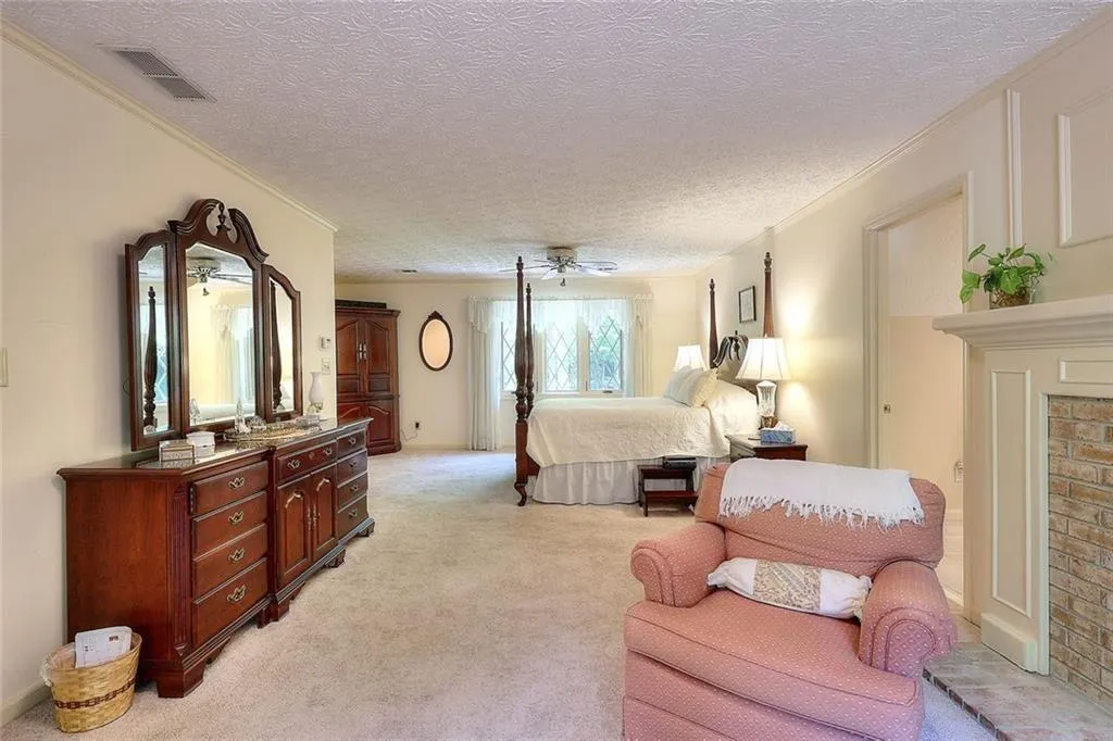 Lilburn, Georgia 30047, United States, 4 Bedrooms Bedrooms, ,5 BathroomsBathrooms,Residential,Pending,150709