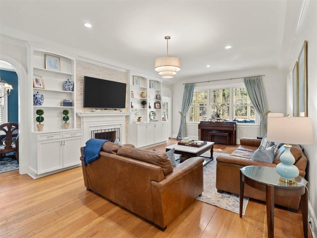 582 LAKESHORE Drive NE