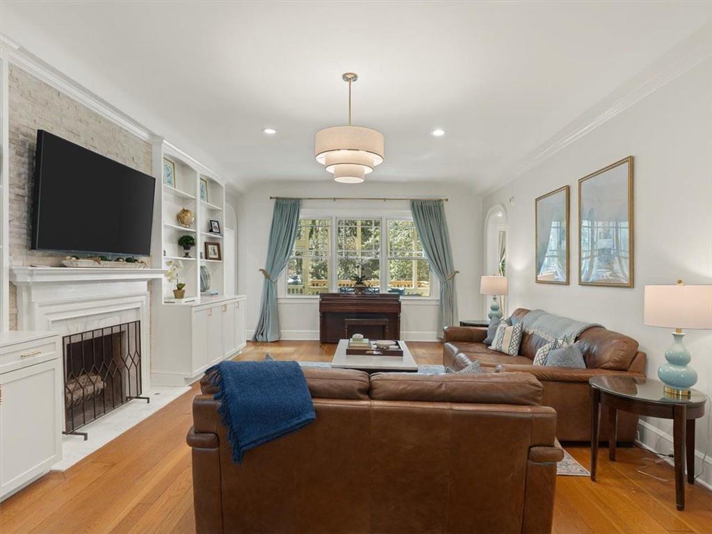 582 LAKESHORE Drive NE