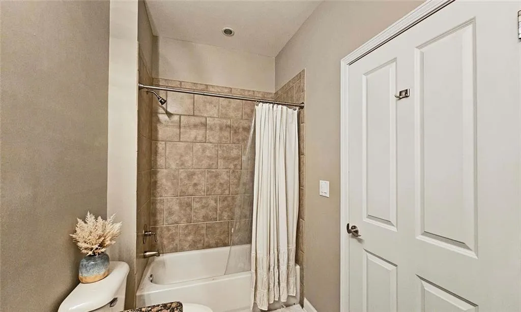 Atlanta, Georgia 30319, United States, 2 Bedrooms Bedrooms, ,3 BathroomsBathrooms,Residential,Active,88094