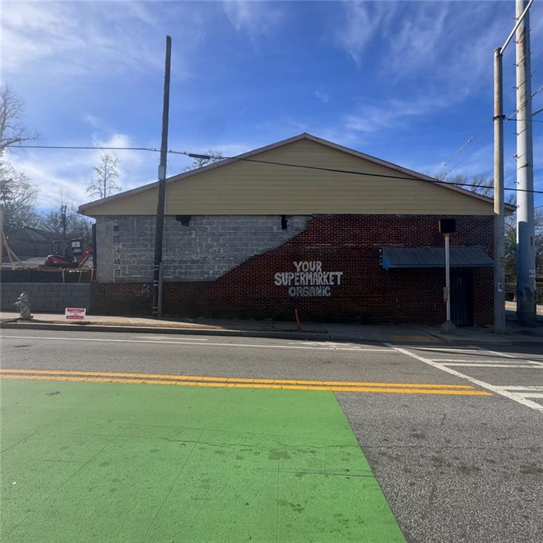 Prime Commercial Space for Lease with Buildout Allowance – 766 Joseph E. Boone Blvd
Endless possibilities await in this high-visibility commercial space located in historic Vine City! Just minutes from Mercedes-Benz Stadium, Georgia World Congress Center, State Farm Arena, Centennial Olympic Park, and Rodney Cook Sr. Park, this location is ideal for retail, office, restaurant, or creative use.
The owner is offering a build-out credit, giving you the flexibility to customize the space to fit your business needs. Plus, possible funding opportunities through Westside TAD financial incentives may be available.
Don’t miss this incredible opportunity to establish your business in one of Atlanta’s most rapidly growing areas. Contact us today for more details and a tour!