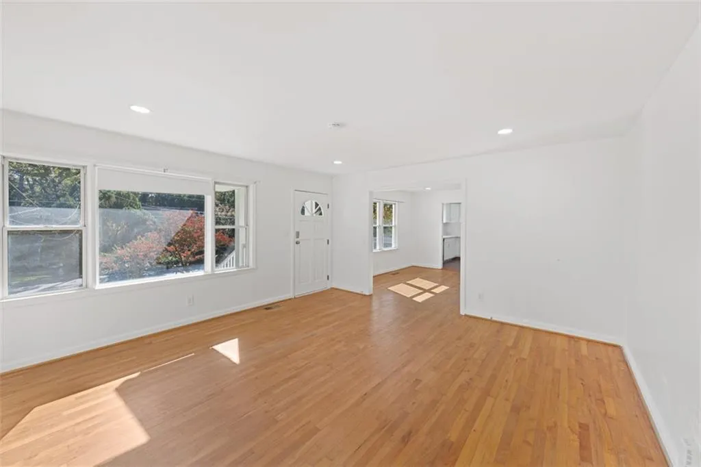 Atlanta, Georgia 30324, United States, 3 Bedrooms Bedrooms, ,2 BathroomsBathrooms,Residential,Active,240653