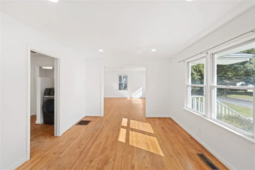 Atlanta, Georgia 30324, United States, 3 Bedrooms Bedrooms, ,2 BathroomsBathrooms,Residential,Active,240653