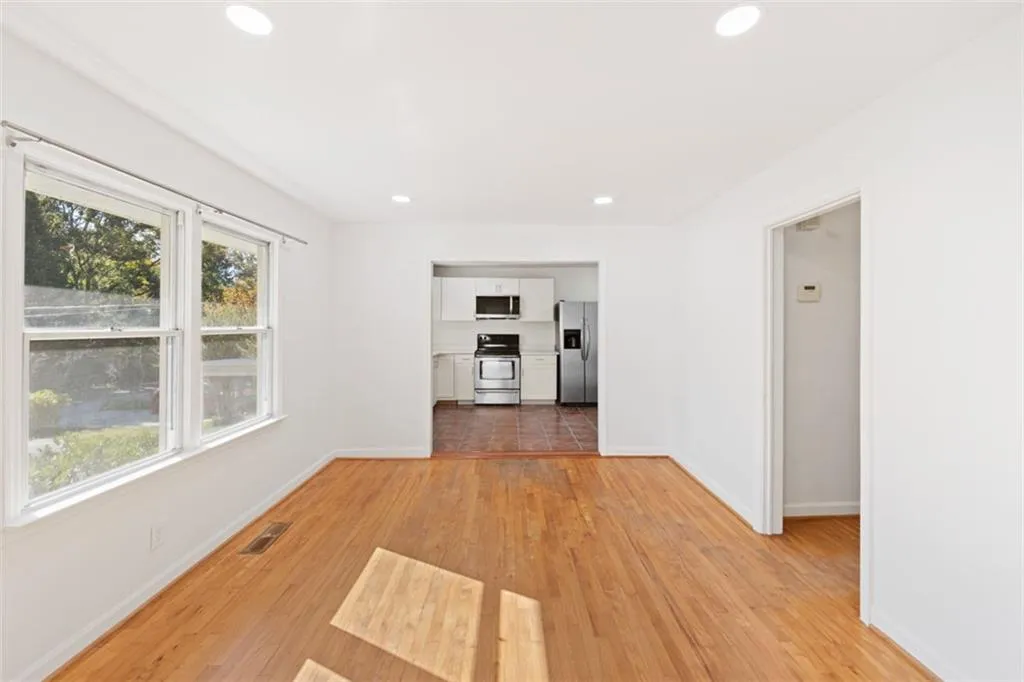 Atlanta, Georgia 30324, United States, 3 Bedrooms Bedrooms, ,2 BathroomsBathrooms,Residential,Active,240653