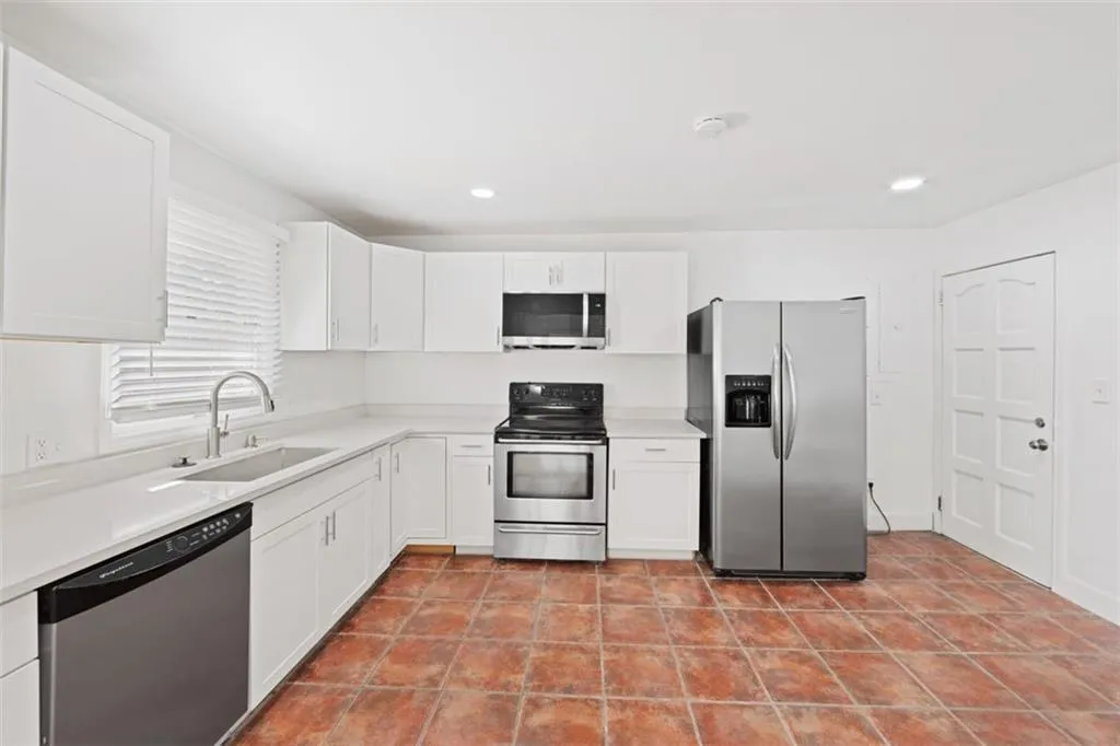 Atlanta, Georgia 30324, United States, 3 Bedrooms Bedrooms, ,2 BathroomsBathrooms,Residential,Active,240653