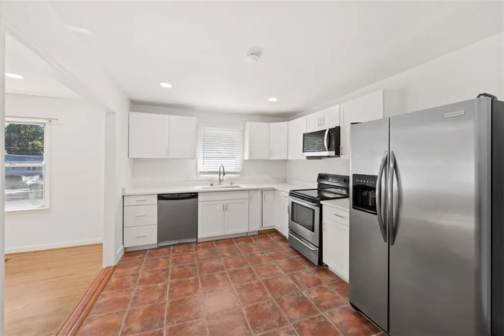 Atlanta, Georgia 30324, United States, 3 Bedrooms Bedrooms, ,2 BathroomsBathrooms,Residential,Active,240653